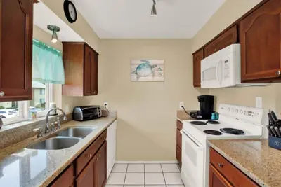 Image de Condo in gorgeous Clearwater with community heated pool, mints to the beach.