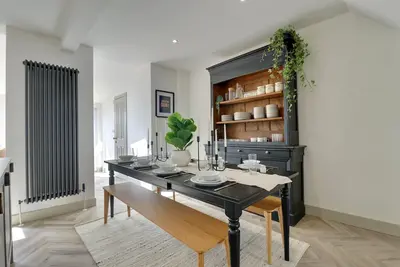 Image de New stunning, cosy, city home with driveway for two cars and Ev charging.