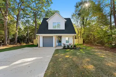 Image de Modern home in charming Fountain Inn