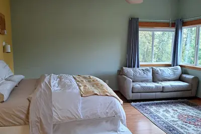 Image de Beautiful, warm, modern home. Lake and Bay views and incredible sunsets.