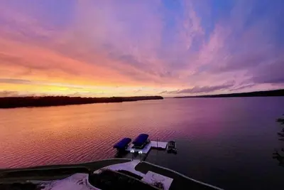 Image de Stunning Sunsets! ! Lakefront 2 Br/2ba apartment w/dock, pavilion and fire pit