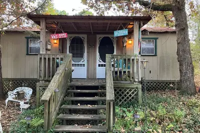 Image de Victorian Room  1-bedroom cabin in the country in a camground setting