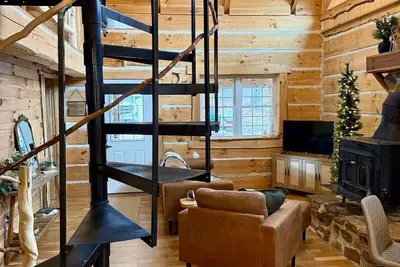 Image de Secluded Luxury Cabin- 22 min to Ash Cave! Private trails on property! Hot Tub!