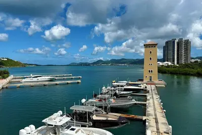 Image de New! Modern and spacious 2-bedroom by the marina in Porto Cupecoy