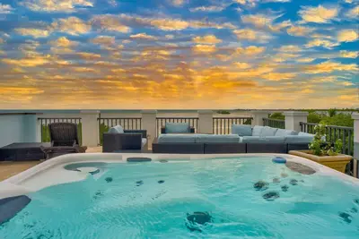 Oceanfront Rooftop Views w/ 75ft of Dockage