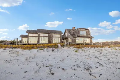 Image de Sunrise Shores: Gooch’s Only Beachside Vintage Cottage