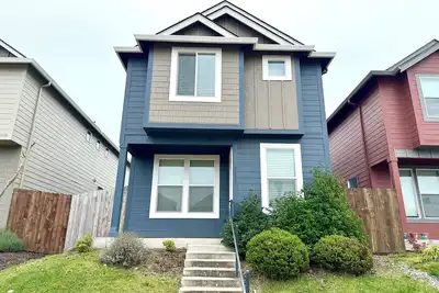 Image de 3br/2. 5ba offers the perfect blend of peace and location