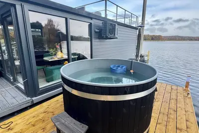 Image de Unwind on the rooftop terrace with stunning views over Lake Mookerplas and soak in the warm hot tub under the stars.