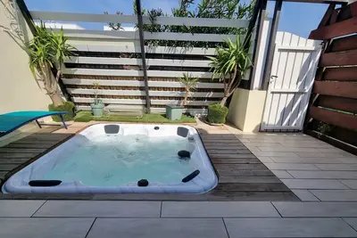 Image de Villa climatisée avec jacuzzi et parking privé, près de la plage pour 2 personnes