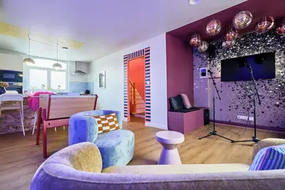 Image de Paillettes fever, maison avec karaoké, 3 chambres