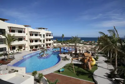 Image de 2-bedroom penthouse condo with private rooftop view deck.