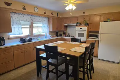 Image de Spacious apartment close to the freeway.