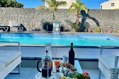 Image de Villa Alicia with private heated pool between volcanoes and the ocean-pure relaxation!