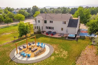 Image de Huge Lodge w/ Pickleball & More! 15 mins to Golden