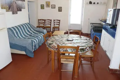 Image de immeuble historique surplombant le port