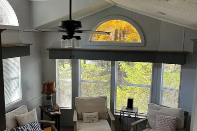 Image de The Westridge Cottage in the land of waterfalls. 1 bed, 1 bath, one huge porch!