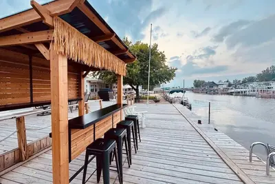 Image de Waterfront/golf cart/tiki bar/boat slip/downtown!