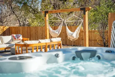 Image de 11 Beds • Spacious • 15m to Den • Sauna, Hot Tub, Big Yard, Gym