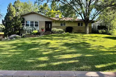 Image de Serene 4-bedroom home, w/ 3 King beds, 2 twins, open floor plan, beautiful yard!