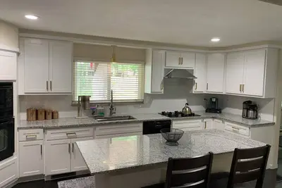 Image de Spacious home in quiet neighborhood, 11 miles to the downtown StL Arch!