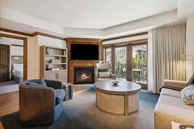 Image de Cozy, elegant 2-bedroom, 2. 5 bath condo walking distance to Aspen Mountain.