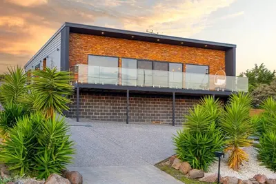 Image de Hobart Family Retreat: 180° Bay Views, Spa & Games