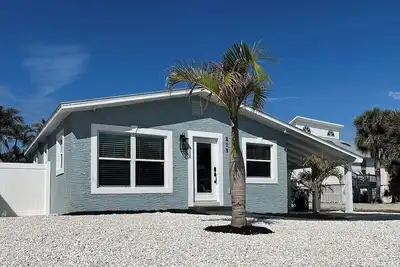 Image de Private Home - Newly Renovated - Steps away from beach