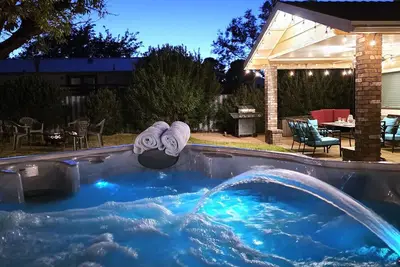 Image de Hot Tub, Pool Table, Swing Sets, Theater, Kayaks