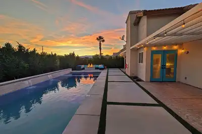 Image de The Afterglow Bungalow - 3br + Loft Br w/ Pool, Spa, Gym & Game Garage