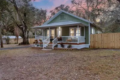 Image de The Historic Sweetwater Cottage Firepit & Cornhole