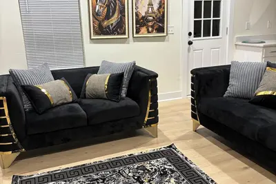 Image de Luxury Gold & Black Retreat \n2-bedroom condo