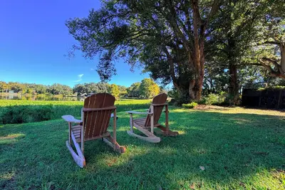 Image de Romantic Lakefront Getaway with Balcony Unit A