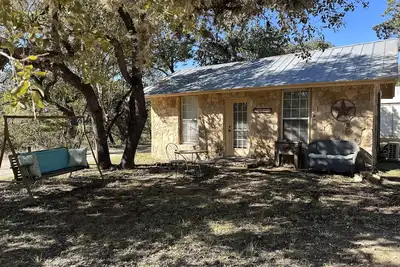 Image de Hilltop Bunkhouse, Historic Silver Spur Dance Hall, Texas Hill Country