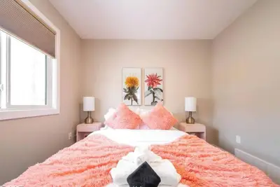 Image de Dual-Suite Getaway - Sleeps 12 - Whyte Ave - Nflx