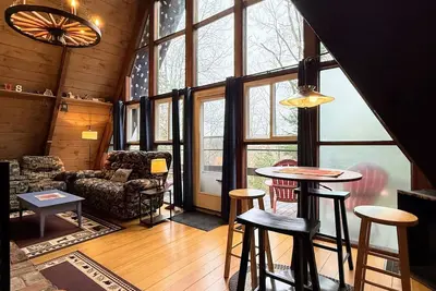 Image de 4m Cozy A-Frame in Bethlehem, Nh | Fireplace, Firepit & Close to Skiing & Trails. Dogs welcome!