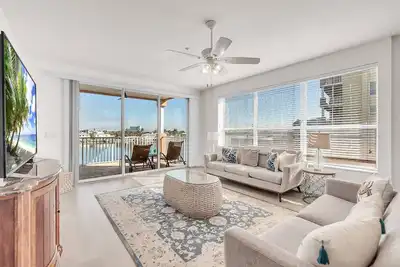 Image de Waterfront, Short Walk to Beach, Free Parking, Hot Tub, Heated Pool ~ 305 Island Key