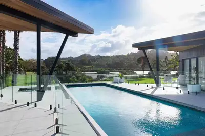 Image de Point Wells luxury tropical resort getaway. Extended family size with pool & spa