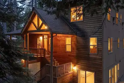 Image de Three Bears Den is a spacious retreat that's just right!