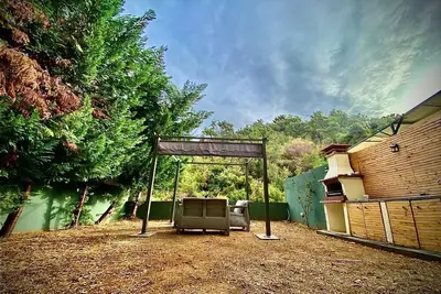 Image de This 2 bedroom retreat features elegant interiors, a serene private garden.