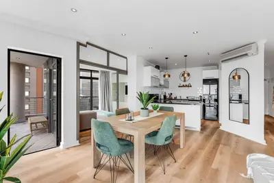 Image de Modern apartment with skyline and sea views