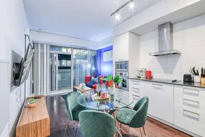 Image de RivetStays | The York Gallery Suite – 1 Bedroom Condo