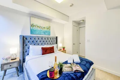 Image de RivetStays | The York Premium Suite – 1 Bedroom + Den Condo