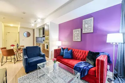 Image de RivetStays | The York Design Suite – 1 Bedroom + Den Condo