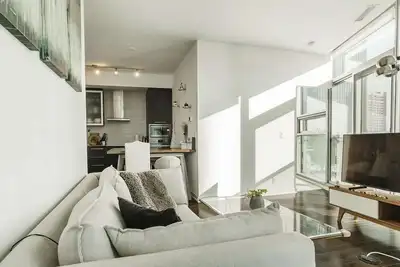 Image de RivetStays | The York Premium Suite – 2 Bedroom + Den Condo
