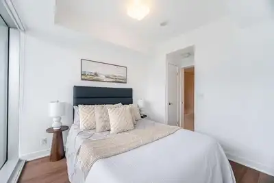 Image de RivetStays | The York Panoramic Suite – 1 Bedroom + Den Condo
