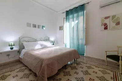 Image de GuestHost - Charming apartment of 130 sqm overlooking Corso Tukory, comfortably accommodating up to 8 guests, located on the 1st floor of a historic building without an elevator. The property is situated in the heart of Palermo’s historic center, just s