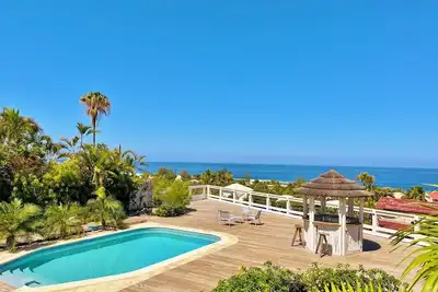 Image de *Villa VÉNUS* - piscine et vue mer proche lagon