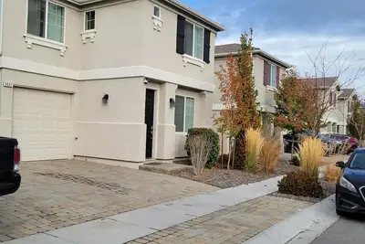 Image de 3-bedrm house in adorable peaceful Reno with mountain view close to attractions.