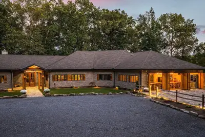 Image de The Lodge at Lake Martin: Sleeps 35