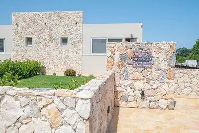 Image de Stone and Sea Serenity peaceful stone house getaway close to town perfect calm